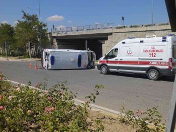 Hasta Almaya Giden Ambulans Kaza Yaptı, Sürücüsü Yaralandı
