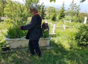 Hisarcık’In Karbasan Köyünde Gönüllülerden Mezarlık Temizliği
