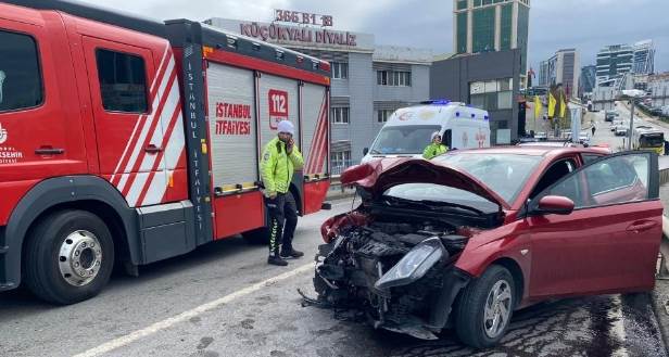 İki araç çarpışarak kaza yaptı: 5 yaralı!