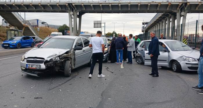 İstanbul'da zincirleme kaza: 4 araç birbirine girdi!