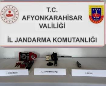 Jandarmayı Görünce Kaçan Define Avcıları Kovalamaca Sonrası Yakalandı
