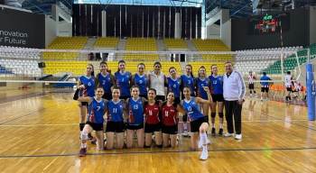 Kadın Voleybol Takımından Gümüş Madalya
