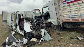 Kamyon İle Hafif Ticari Aracın Çarpıştığı Kazada Sürücüler Yaralandı
