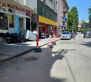 Kapı Önüne Duba Koyup Park Yaptırmayan Esnafa Tepki
