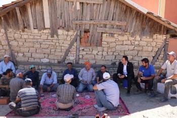 Kaymakam Demirci, Yangında 14 Büyükbaş Hayvanın Telef Olduğu Ahırda İncelemelerde Bulundu
