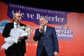 Kayseri'de 'aile ve değerler' konferansı büyük ilgi gördü