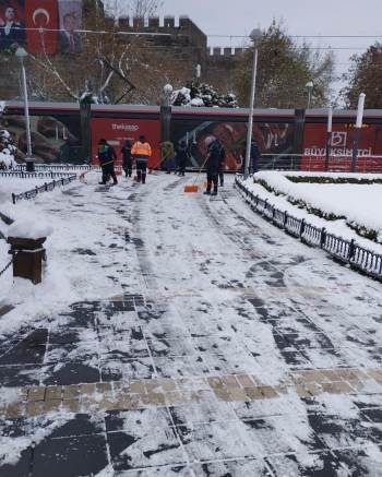 Kayseri’de Yaya Güvenliği İçin Karla Mücadele Çalışmaları Tüm Hızıyla Devam Ediyor