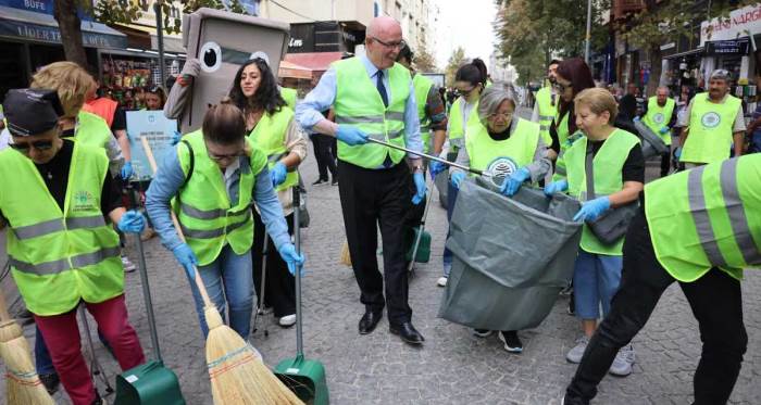 Kazım Kurt'tan destek gören temizlik hareketi!