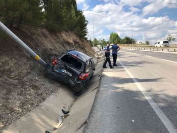 Kontrolde Çıkan Otomobil Aydınlatma Direğine Çarparak Durabildi
