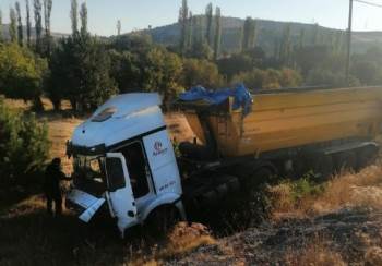 Kontrolden Çıkan Hafriyat Kamyonu Tarlaya Uçtu: 1 Yaralı
