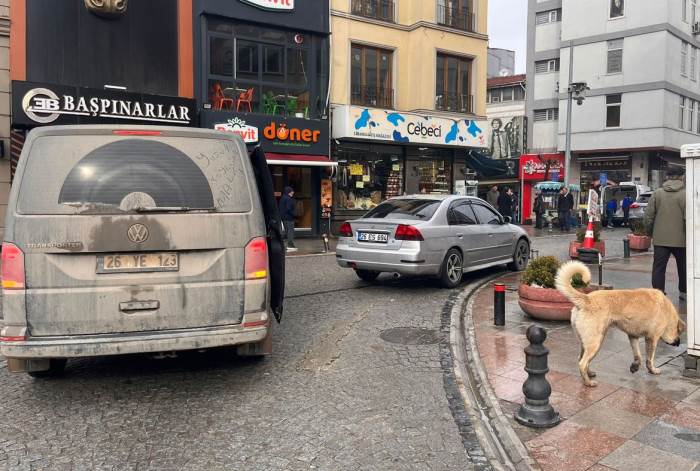 Köşe başına bırakılan araçlar trafiği felç ediyor