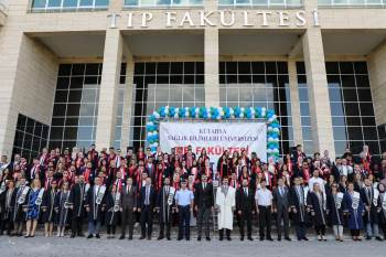 Ksbü Tıp Fakültesinden Mezun Olan 104 Öğrenci Törenle Hekimlik Mesleğine Adım Attı
