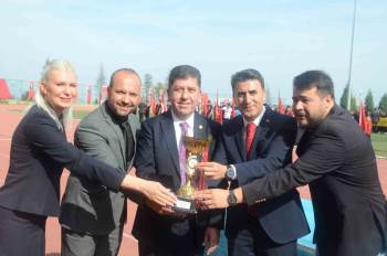 Kurumlararası Basketbol Turnuvası’Nın Şampiyonu Bilecik Belediyesi Takımı Kupasını Validen Aldı
