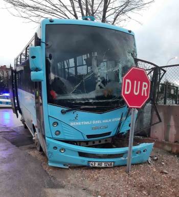 Kütahya’Da Halk Otobüsü İle Otomobil Çarpıştı: 1 Yaralı
