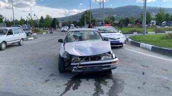 Kütahya’Da Otomobil İle Minibüs Çarpıştı: 1 Yaralı
