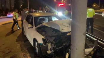 Kütahya’Da Otomobil Levha Direğine Çarptı: 1 Yaralı
