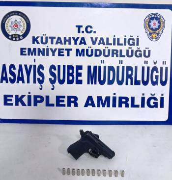 Kütahya’Da Polis Bir Kişinin Aracında Ruhsatsız Tabanca Ele Geçirdi
