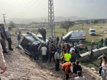 Kütahya’Da Yolcu Minibüsü Devrildi: 13 Kişi Yaralandı
