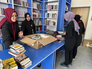 Kütahya Necip Fazıl Kısakürek Anadolu Lisesi’Nde Kitap Toplama Kampanyası
