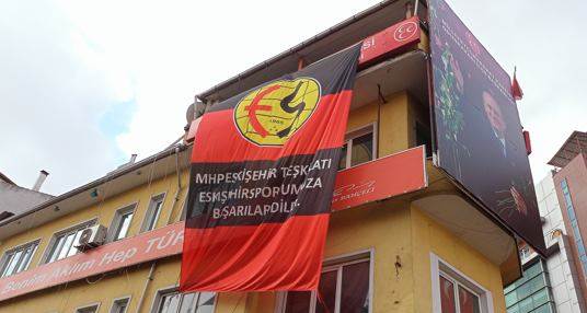 MHP, Eskişehirspor için parti binasına bayrak astı