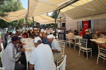 Namaz Sonrası Vatandaşlara Yemek İkramında Bulunuldu
