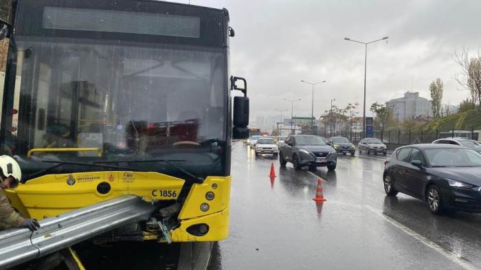 Otobüs durağa çarptı, bariyer 10 metre içeri girdi!