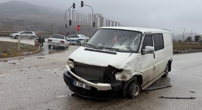 Otomobil ve minibüs çarpıştı: Araçlar kullanılamaz hale geldi!