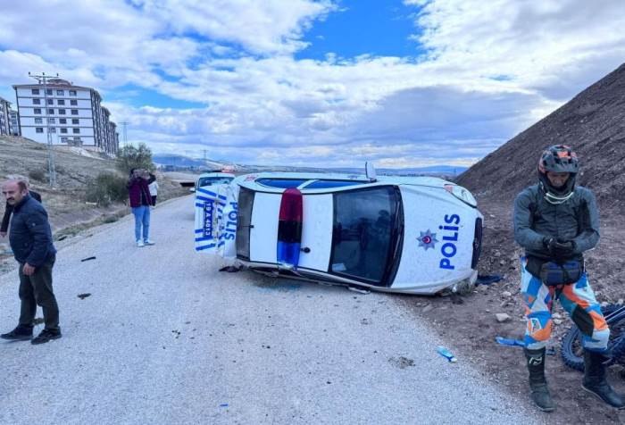 Polis arabası takla attı: 2 yaralı