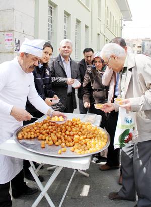 Polis lokma dağıttı