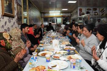 Romanlar Bozüyük’Teki İftarda Bir Araya Geldi
