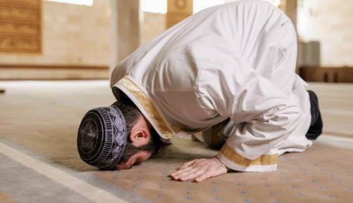 Rüyada bir erkeğin namaz kıldığını görmek nedir?