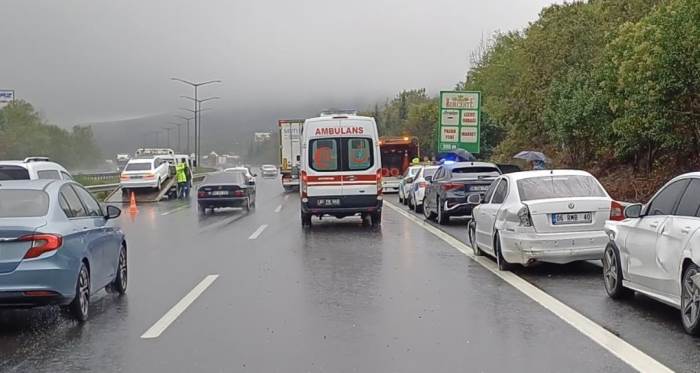 Sağanak yağışta zincirleme trafik kazası!