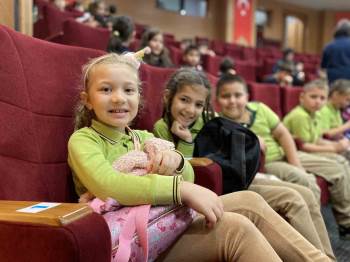 Sakarya'da "Aslan ile Fare" Tiyatro Oyunu Sahnelendi