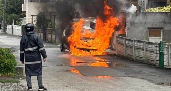 Sakarya’da talihsiz olay: Araç alev alev yandı