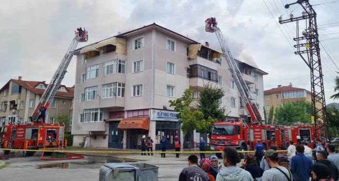 Sakarya Erenler'de 4 katlı binada korkutan yangın!