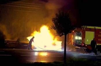 Sakarya Pamukova’da park halindeki otomobilde yangın: 2 yaralı