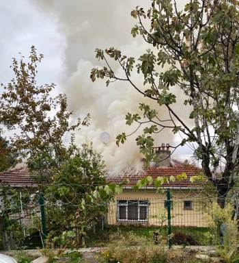 Sapanca'da Çatı Yangını: İtfaiye Ekipleri Hızla Müdahale Etti