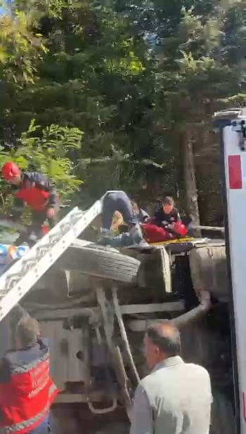 Sapanca'da Devrilen Çöp Kamyonu Sürücüsünü Sıkıştırdı