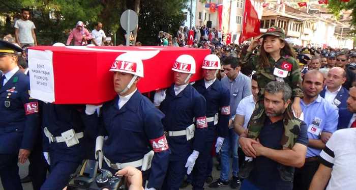 Şehit babasını asker selamı ile uğurladı