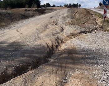 Selden Dolayı Çukur Oluşan Köy Yolu Tehlike Saçıyor
