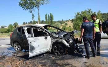 Simav’Da Seyir Halindeyken Yanan Araç Küle Döndü
