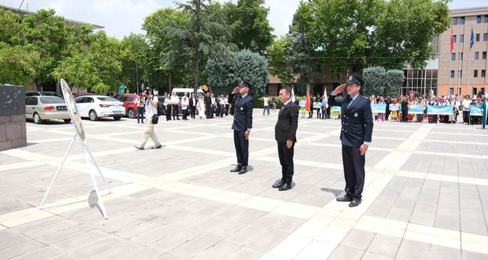 Sivrihisar Belediyesi’nden Atatürk Anıtı’na çelenk