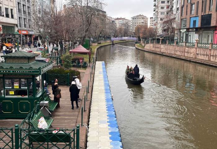 Soğuk hava gondol keyfine engel olmadı