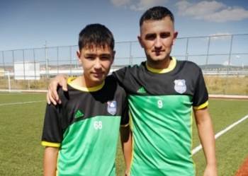 Tavşanlı’Da Baba Oğul Aynı Futbol Takımında
