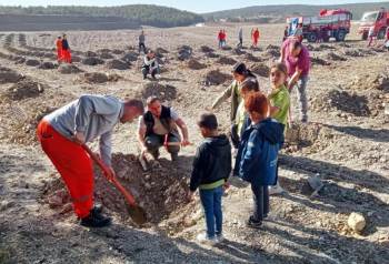 Tavşanlı’Da Fidanlar Toprakla Buluştu
