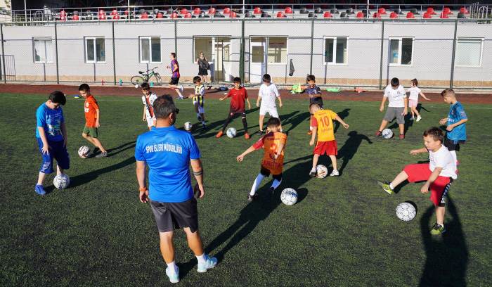 Tepebaşı'nda Futbol Yaz Okulu cıvıl cıvıl