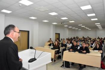 Tıp Fakültesi Öğrencilerine İlk Ders Rektör Beydemir’Den
