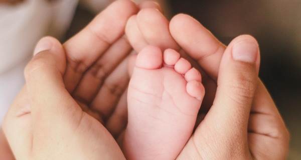 Topuk Kanı Nedir? Faydaları, Zararları ve Önlediği Hastalıklar Hakkında Kapsamlı Rehber