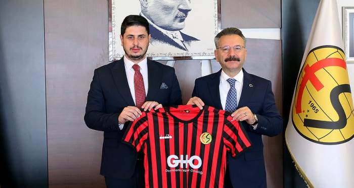 Vali Aksoy'dan Eskişehirspor'a destek: İlk kombine biletini aldı