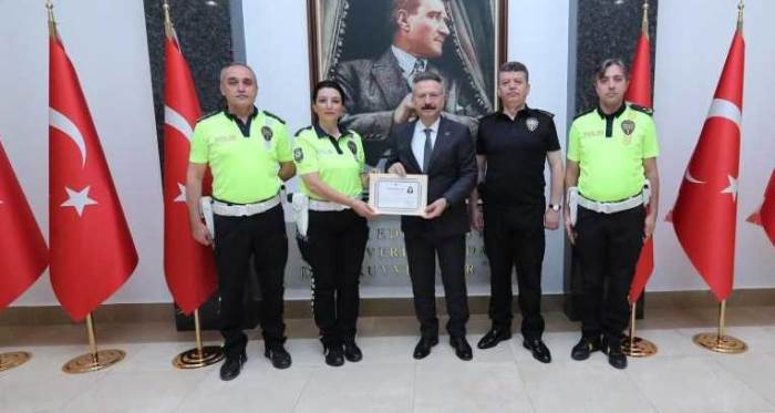 Vali Aksoy'dan yolculara emniyet kemeri uyarısı yapan polise özel teşekkür